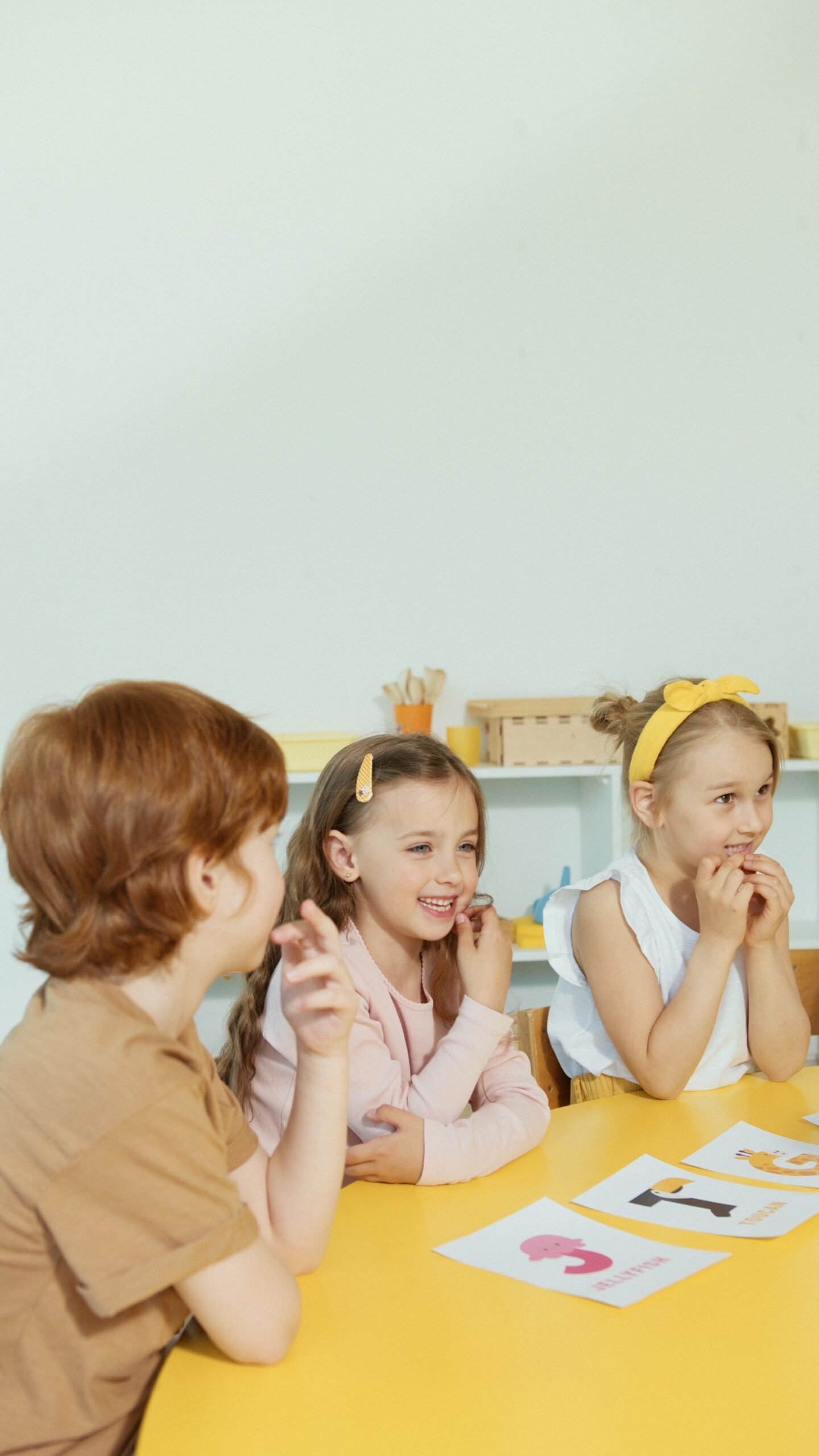 Les Mercredis Éveil sont des ateliers parent-enfant inspirés de la pédagogie Montessori, pensés pour accompagner les découvertes, l’autonomie et le lien dans un cadre doux, sécurisant et bienveillant. Therapie Parentale Amandine Lauré Chemin de Vie